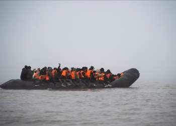 Një i vdekur dhe dhjetëra të shpëtuar nga fundosja e anijes me emigrantë në Kanalin Anglez