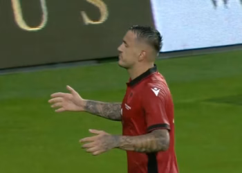 Rey Manaj kërkon falje