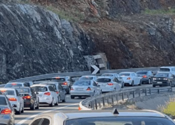 Ndeshja historike Shqipëri – Serbi, tifozët nga Kosova marshojnë në kolona drejt Tiranës