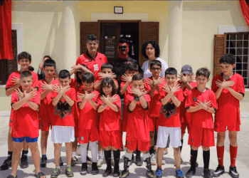 Tifozi unik i kombëtares, viziton Vlorën para ndeshjes së Shqipërisë