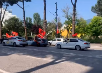 Shqipëri-Serbi/ Autokolonat ‘kuq e zi’ përshkojnë rrugët e Tiranës, tifozët fillojnë të mblidhen disa orë para ndeshjes