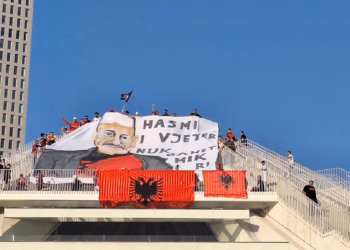 ‘Hasmi i vjetër nuk bëhet mik i ri’, tifozët kuqezi shpalosin banderolën e madhe te Piramida