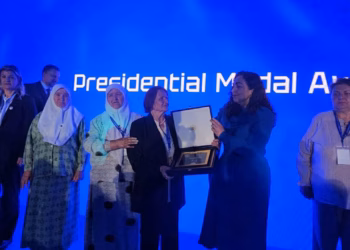Osmani ndan medalje presidenciale për nënat e Srebrenicës