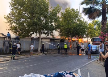 Zjarr i madh afër plazhit të Durrësit