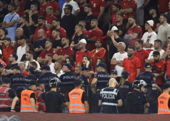 Hedhja e gjësendeve në fushë në ndeshjen Shqipëri – Serbi, policia njofton për numrin e të arrestuarve