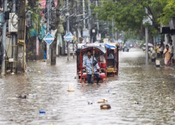 Shirat e rrëmbyeshëm dhe përmbytjet vrasin dhjetëra njerëz në Indi