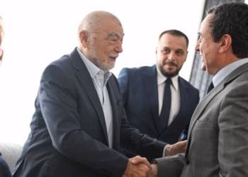 Kurti takon ish-presidentin kroat Mesiq, diskutohet zgjerimi i bashkëpunimit Kosovë-Kroaci