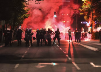Arrestohen dhjetëra protestues antiqeveritarë gjatë përleshjeve me policinë në Serbi