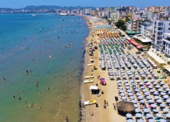 Po kalonte pushimet në Durrës, mbytet në det turistja boshnjake