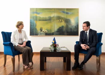 Kurti takohet me Shefen e IOM-it, flasin për mbështetjen e komuniteteve joshumicë në Kosovë