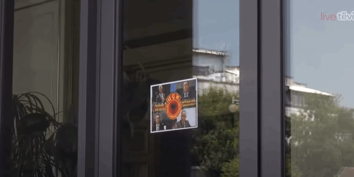 “Pa u çliru këta, nuk ka festë”, Në dyert e Kuvendit vendoset fotoja e Thaçit, Veselit, Krasniqit e Selimit