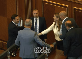 LDK përballë mureve: “Qeveria e Unitetit Kombëtar” pengohet nga VV dhe PDK