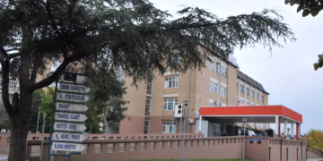 QKUK mbetet pa sigurim fizik, i zëvendëson përkohësisht policia