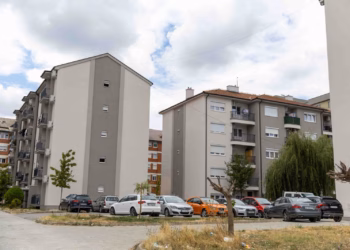 Përurohen tri banesa sociale në Skenderaj