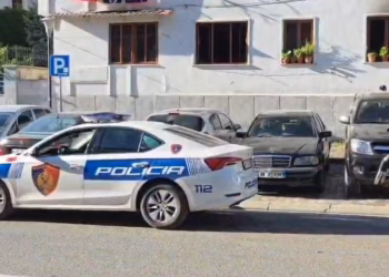 Vdes 52-vjeçarja nga asfiksia pasi banesa e saj u përfshi nga zjarri