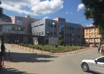 Gjendja e tij u keqësua në oborrin e spitalit ku po trajtohej – vdes 29 vjeçari në Prizren