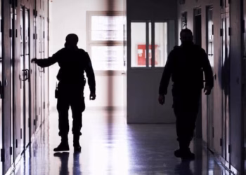 Dyshohet se shtiu me armë me gaz gjatë ushtrimit të detyrës, pezullohet zyrtari korrektues