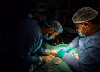 Një nënë humb jetën në sulmin izraelit, por fetusi i saj shpëtohet nga mjekët në Gaza