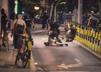 Policia serbe arreston dhjetëra protestues anti-Vuçiq