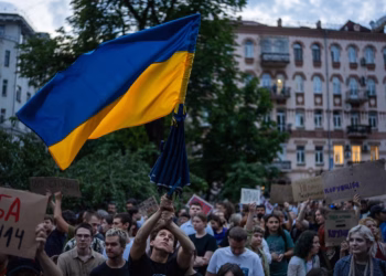 Zelensky përballet me kritika të ashpra ndërsa ukrainasit protestojnë kundër ligjit të ri antikorrupsion