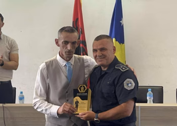 Zveçani shpall “Qytetar Nderi” Veton Elshanin