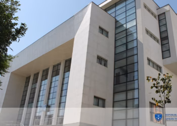 Vdekja e dy punëtorëve në Gjakovë, arrest shtëpiak për të dyshuarit