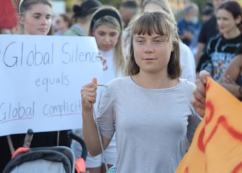 Aktivistja suedeze Greta Thunberg proteston në Tiranë, thërret në shqip: Liri për Palestinën
