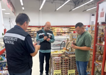 Inspektorët në Gjilan gjobisin marketet për mospërputhje të çmimeve në rafte e arkë