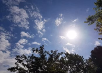 Moti sot me diell e pjesërisht i vranët