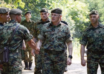 Shefi i Shtabit të Përgjithshëm të Ushtrisë së Serbisë inspekton bazat ushtarake afër Kosovës