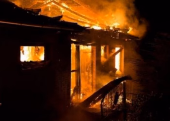 Përfshihet nga zjarri një lokal me makina printimi në Gjakovë