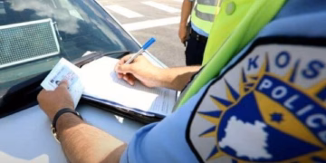 Tejkaloi në shiritin emergjent – shoferi identifikohet dhe ndëshkohet