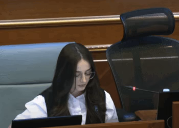 Edhe pas dështimit të seancës, deputetë ish-opozitarë vazhdojnë të qëndrojnë në sallë