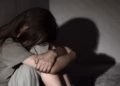 Një vajzë dhunohet nga dy persona të panjohur në Mitrovicë