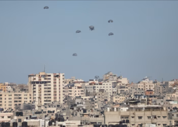 Agjencitë e ndihmës i quajnë “shpërqendrim” dërgesat ajrore të ndihmës izraelite në Gaza