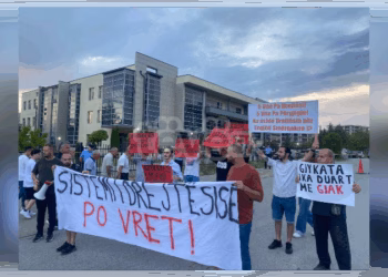 Protestë para objektit të Gjykatës Themelore në Gjilan pas vrasjes së trefishtë më 10 gusht