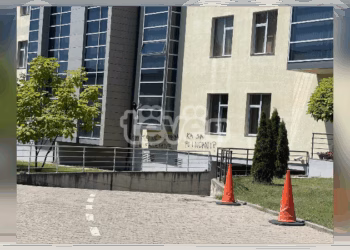 “Qendra e fajdeve”- grafite në objektin e Gjykatës në Gjilan