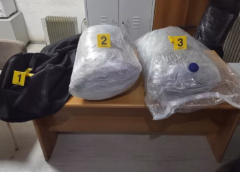 Policia gjen 21 kg marihuanë në një çantë, i dyshuari u drejton armën dhe arratiset në Shqipëri