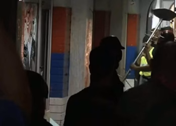 Protesta në të gjithë Serbinë, në Novi Sad thyhen zyrat e partisë së Vuçiqit