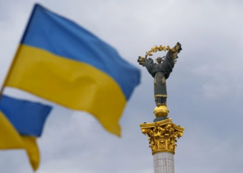 Ukraina shënon pavarësinë në mes të luftës