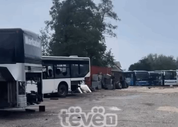 Pamje nga demolimi i autobusëve në Junik
