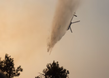 Fillon ndërhyrja nga ajri për shuarjen e zjarrit në Delvinë