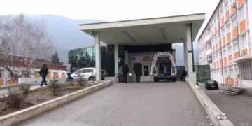 Një foshnje dërgohet pa shenja jete në Spitalin e Pejës policia nis hetimet