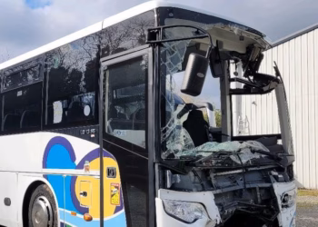 Dëmtohen 11 autobusë të një kompanie në Junik, dëmi vlerësohet 50 mijë euro