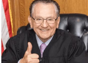 Vdes gjyqtari Frank Caprio, i njohur për dhembshurinë dhe humanizmin e tij në sallën e gjyqit