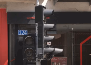 Peja me semaforë jashtë funksionit prej vitesh