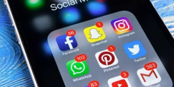 Në Francë propozohet ndalimi i rrjeteve sociale për fëmijët nën 15-vjeçarë