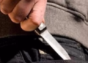 Theret me thikë një person në Podujevë