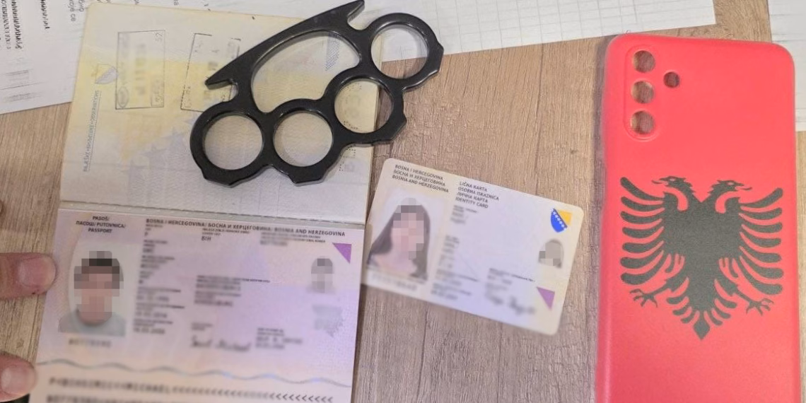Dy shtetas të Bosnjës arrestohen në Beograd, njëri kishte mbështjellës telefoni me flamurin shqiptar