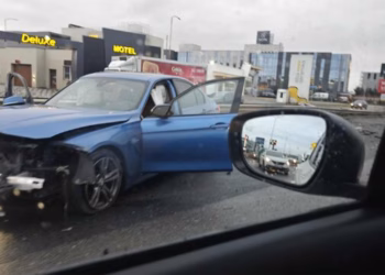 Një i lënduar nga aksidenti mes dy automjeteve në rrugën Ferizaj-Prishtinë